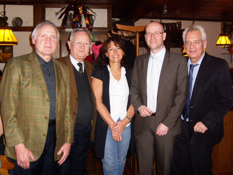 von links: die Mitglieder des Gemeindevorstands Horst Elverfeld und Werner Cwielong, Erste Beigeordnete und Parteivorsitzende Birgit Behr, Dr. Peter Tauber MDB und Aloys Lenz MdL