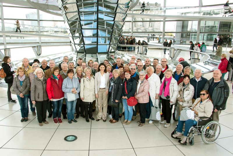 Dr. Katja Leikert (Bildmitte) mit der Besuchergruppe aus ihrem Wahlkreis im Reichstag
