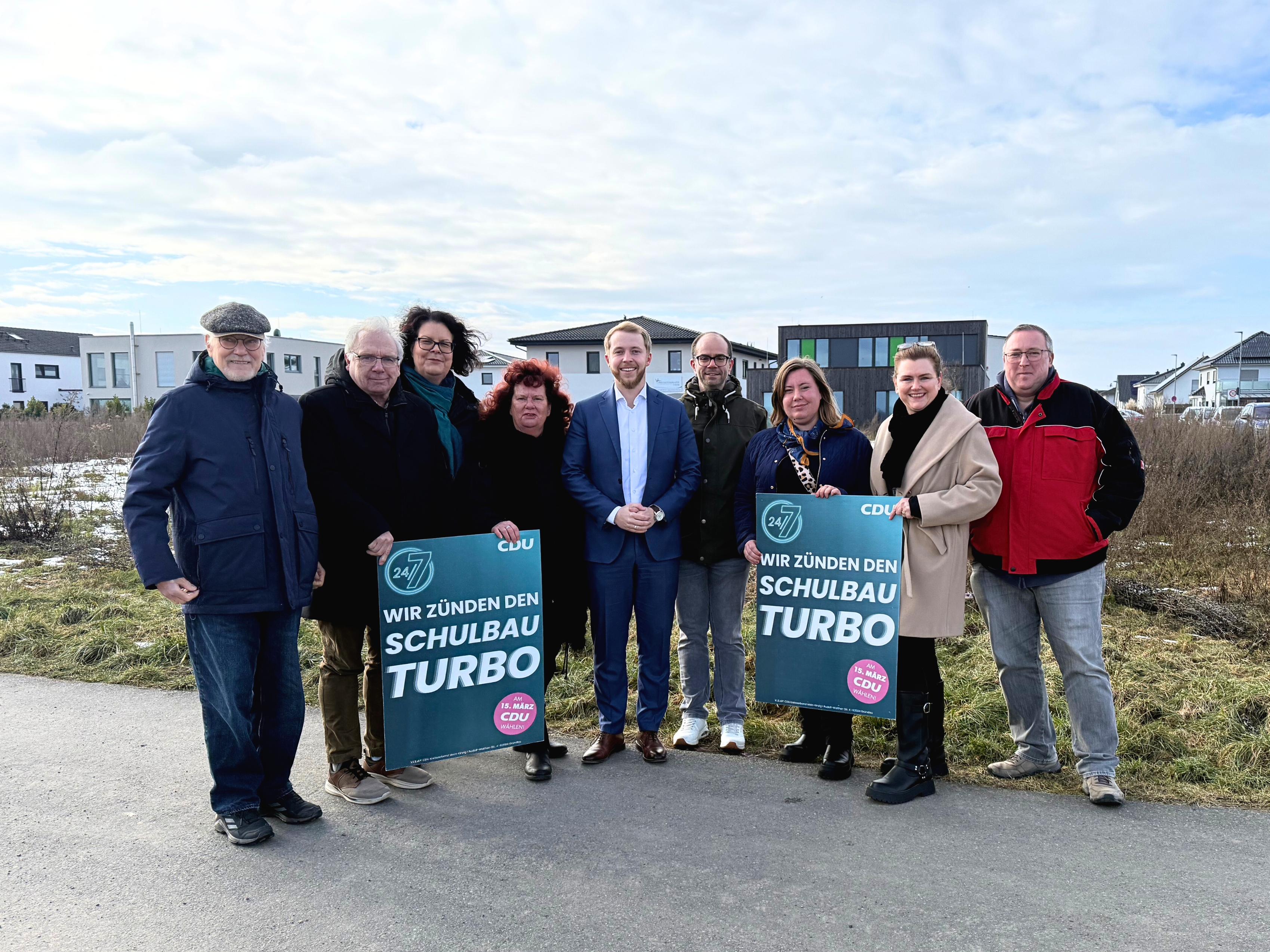 CDU-Spitzenkandidat Jannik Marquart mit der CDU Erlensee am Grundst�ck der vierten Grundschule in Erlensee