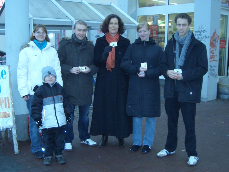 Alle Jahre wieder: die Glückscent-Aktion der JU Erlensee zum Jahreswechsel (von links: Anke Klingel, Max Schad, Bianca Nimbler, Tatjana Buckow, Christian Pieke)